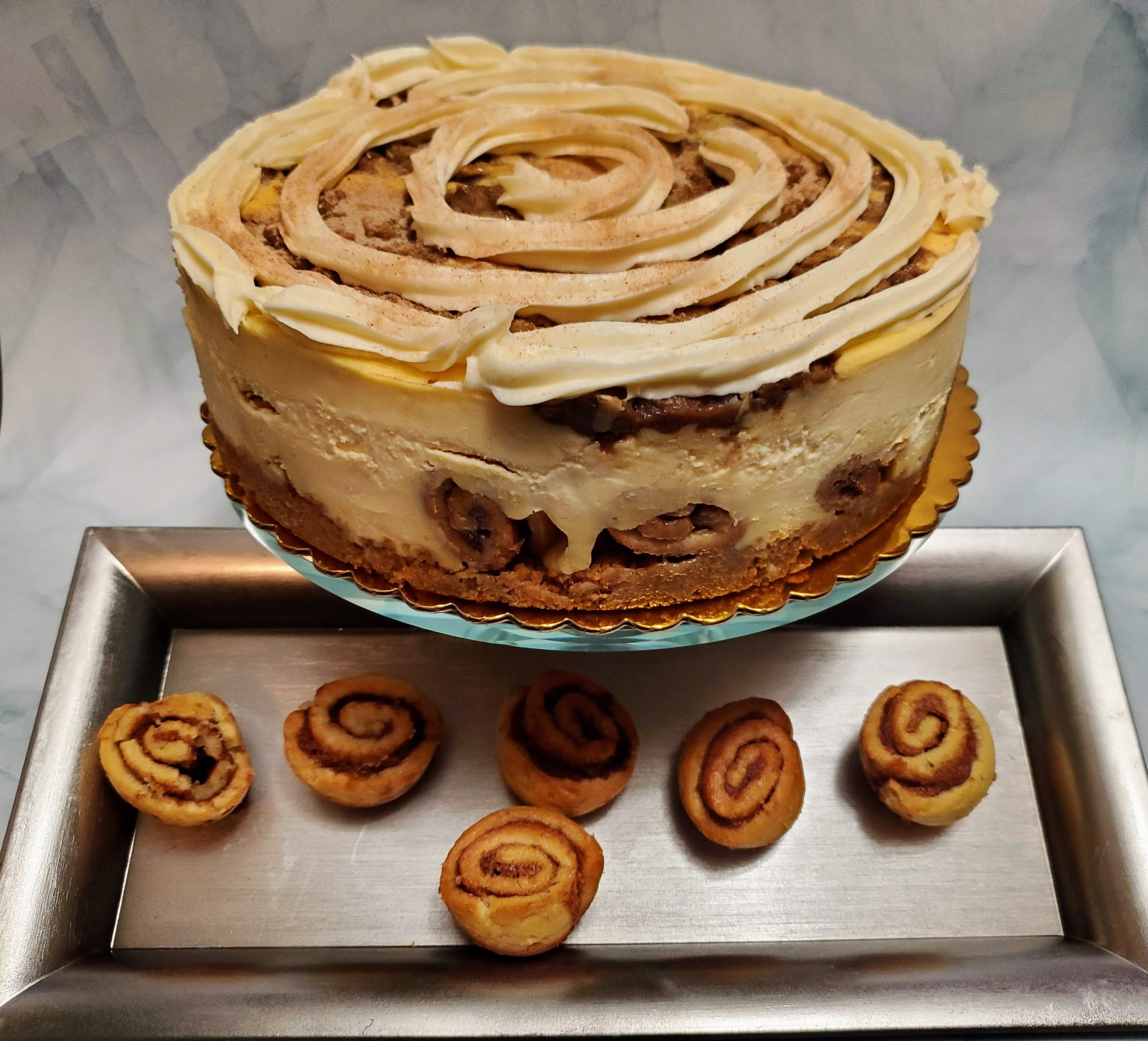 Cinnamon Roll Cheesecake